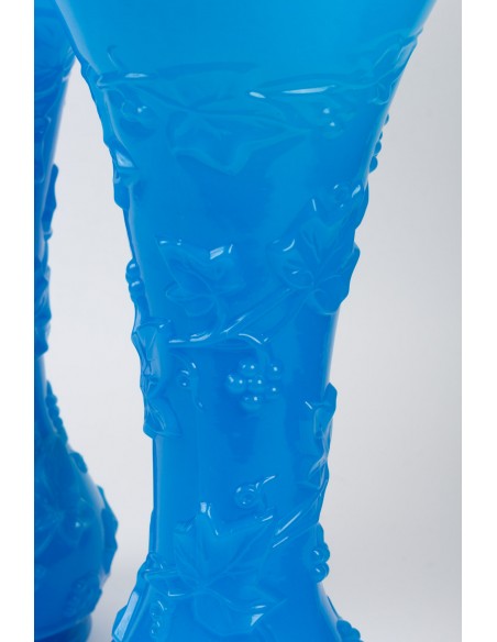 Großes Paar Vasen in blauem Opaline