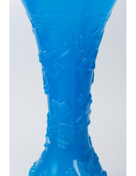 Par importante de vasos em azul opalina
