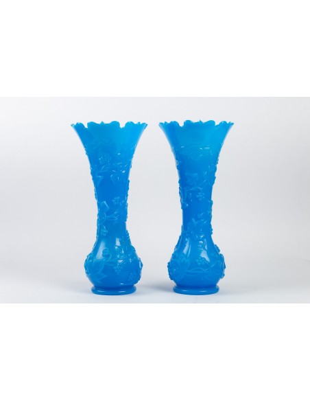 Par importante de vasos em azul opalina