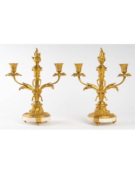 Par de candelabres em bronze dourado e mármore