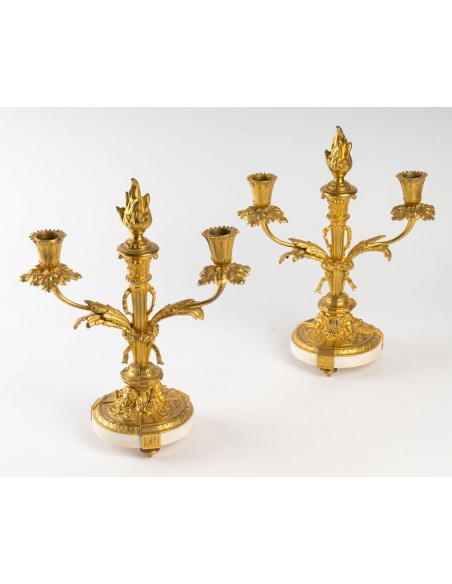 Par de candelabres em bronze dourado e mármore