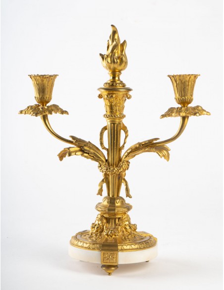 Par de candelabres em bronze dourado e mármore