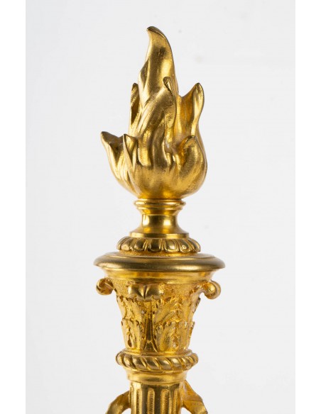 Par de candelabres em bronze dourado e mármore