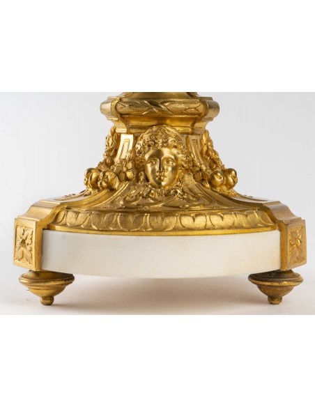Par de candelabres em bronze dourado e mármore