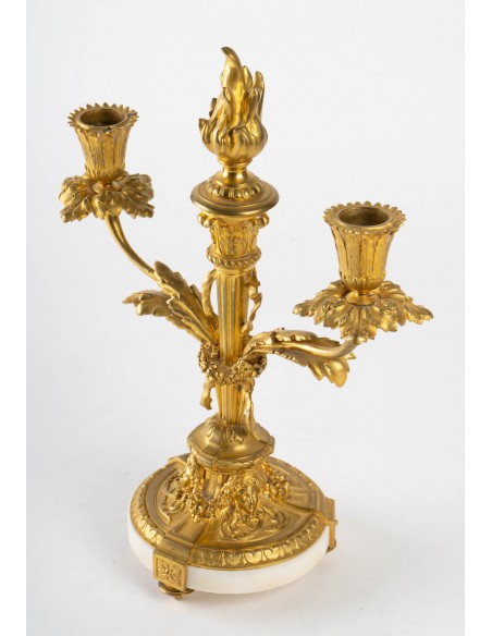 Par de candelabres em bronze dourado e mármore