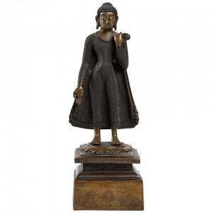 Rara representación de un Buda de pie