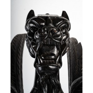 Chimera, Consola de madera tallada 2