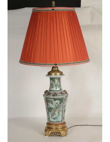 Importante lampe chinoise du début du 20ème  siècle, montée de bronze doré
