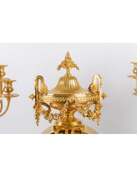 Elegant Garniture Fireplace (ang.)