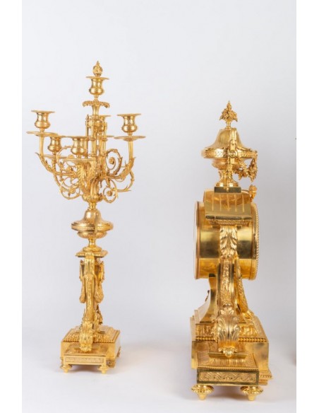 Elegante moldura de chimenea de bronce dorado