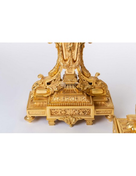 Elegant Garniture Fireplace (ang.)