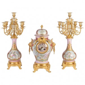 Repisa de bronce y porcelana