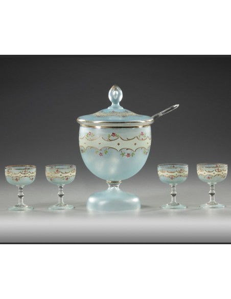 Ponche y cuenco de cristal