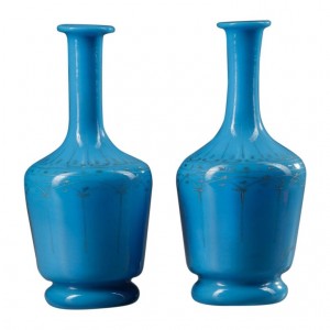 Un paio di caraffa opalina blu