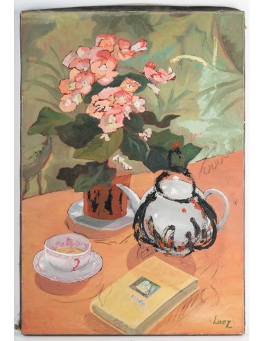 Mesa puesta para el té con un ramo de flores