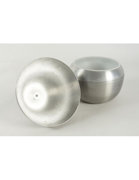 Ice seal forming a brushed steel pear from the 1970s