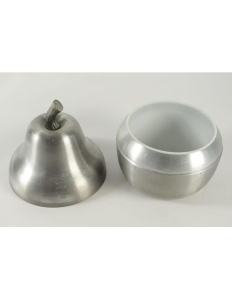 Ice seal forming a brushed steel pear from the 1970s