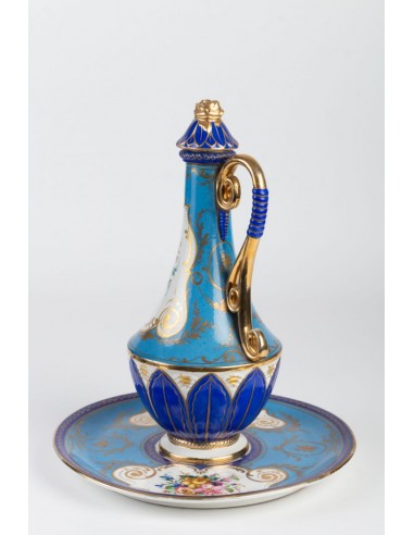 Tablett und China Cap Carafe