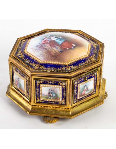 Caixa de bronze dourado e porcelana...