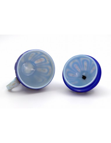 Copo coberto em azul e branco opalina