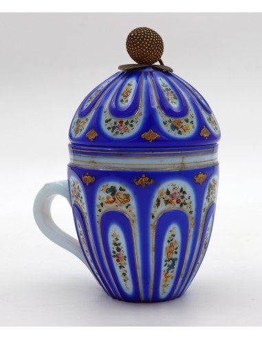 Copo coberto em azul e branco opalina