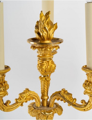 Pareja de candeleros de bronce dorado