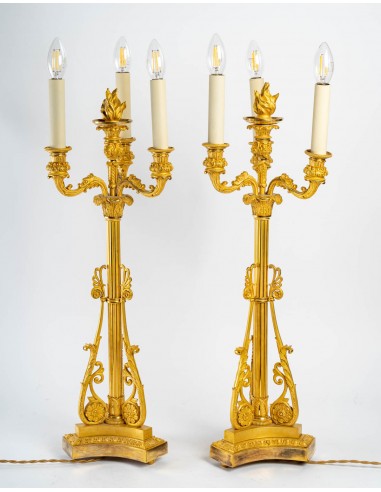 Pareja de candeleros de bronce dorado