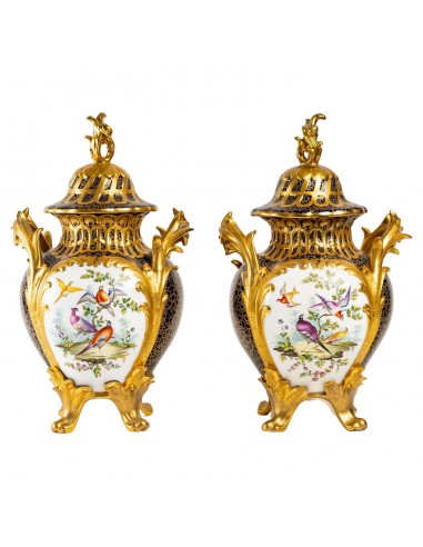 A. 涵盖的 porcelain vases