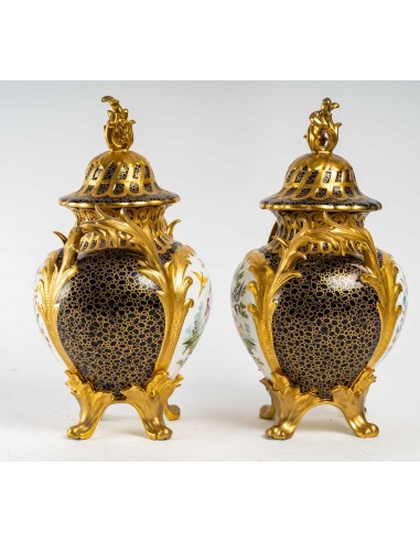 A. 涵盖的 porcelain vases