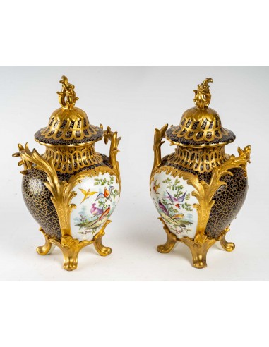 A. 涵盖的 porcelain vases