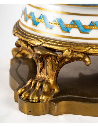 Large betting porcelain candy