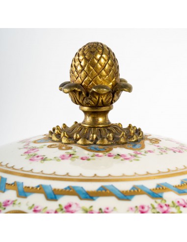 Large betting porcelain candy