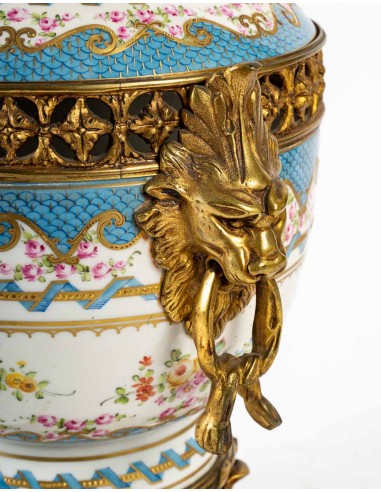Large betting porcelain candy