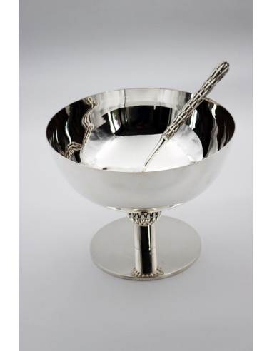 Bamboo ladle and大型银 bronze桌或黄金