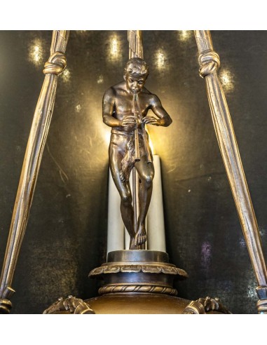 Lampadario in bronzo con suonatore di...