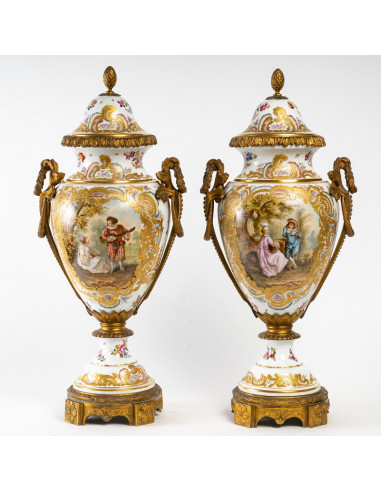 Par de vasos cobertos em porcelana de...