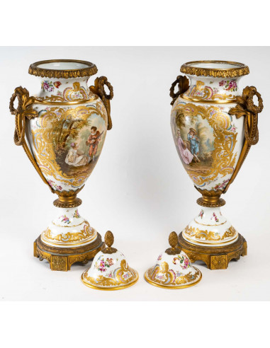 Par de vasos cobertos em porcelana de...