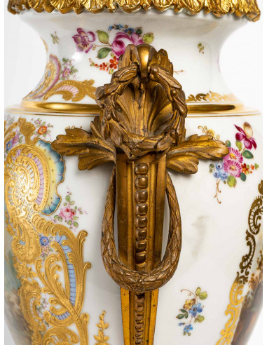 Par de vasos cobertos em porcelana de...