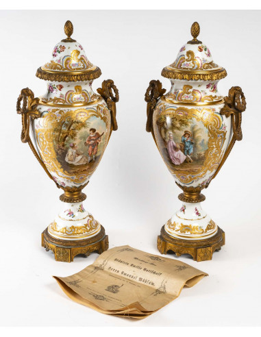 Par de vasos cobertos em porcelana de...
