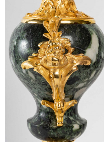 Par de candelabres de bronze dourado...