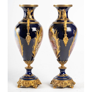 A pair of porcelain vases... 2