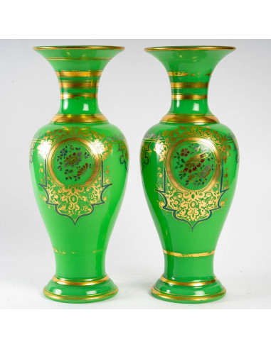 Pareja de jarrones de opalina verde,...