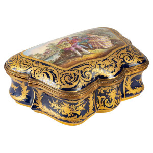 Porcelain box, Xixth century