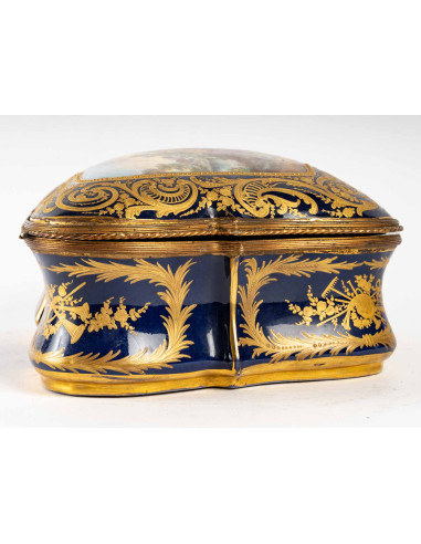 Porcelain box, Xixth Century (ang.)