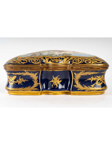Porcelain box, Xixth century