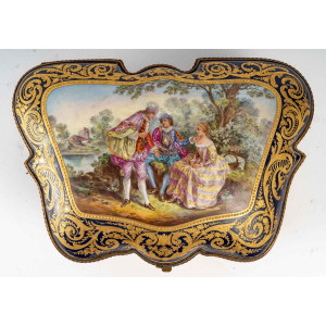 Porcelain box, Xixth century 2