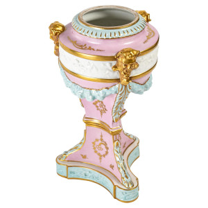 Porcelain vase, koniec X wieku