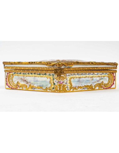 Caixa de jóias de porcelana e bronze...