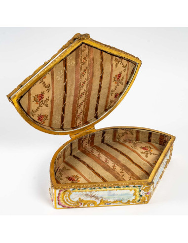Caixa de jóias de porcelana e bronze...