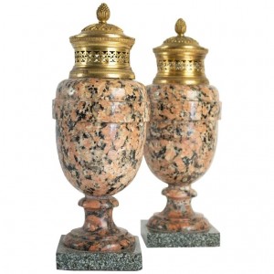 Paire de cassolettes de granite rose et bronze giré, epoch Louis XVI